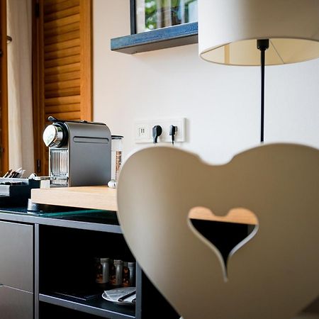 Das Тегернзее Экстерьер фото A Nespresso machine in a hotel room