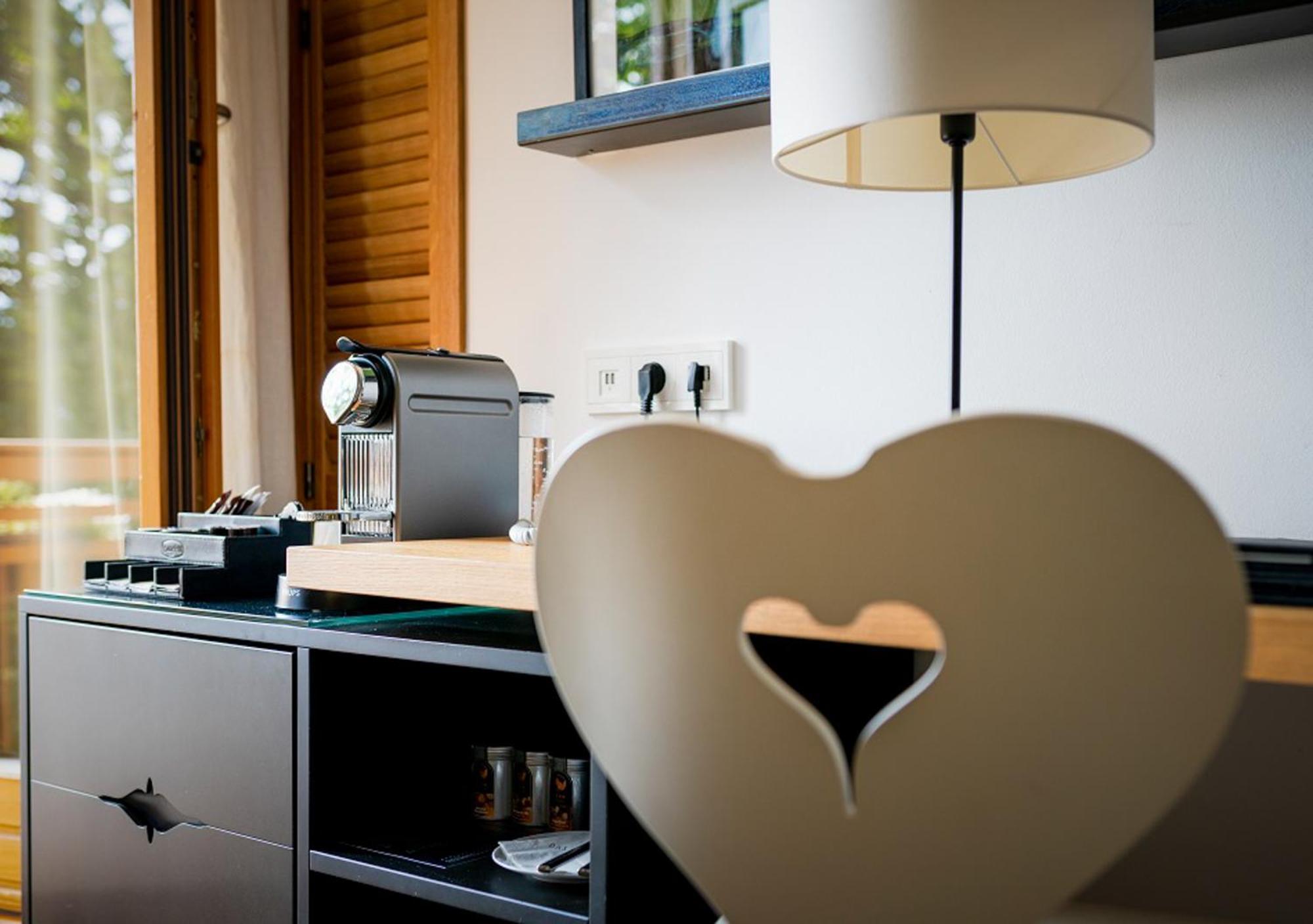 Das Тегернзее Экстерьер фото A Nespresso machine in a hotel room