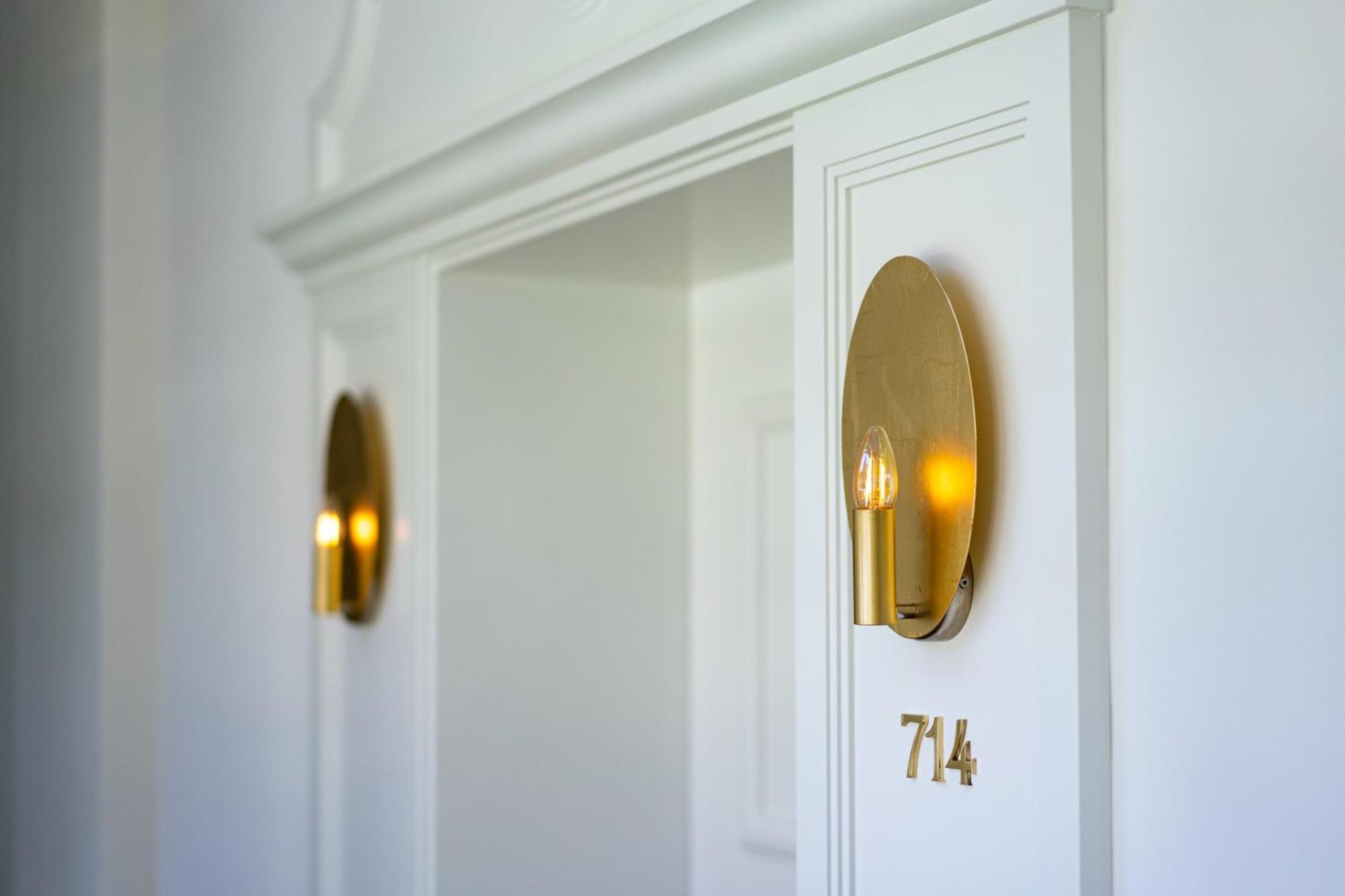 Das Тегернзее Экстерьер фото A pair of wall lights