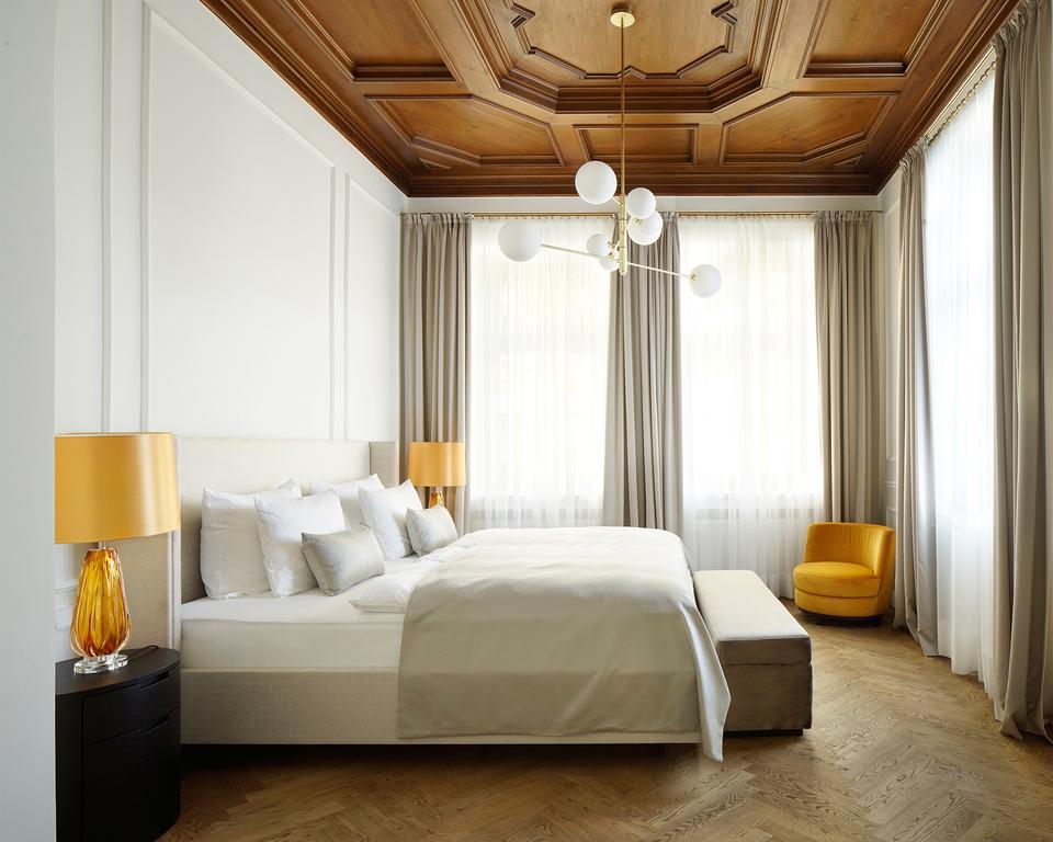Das Тегернзее Экстерьер фото A bedroom at the Mandarin Oriental Munich