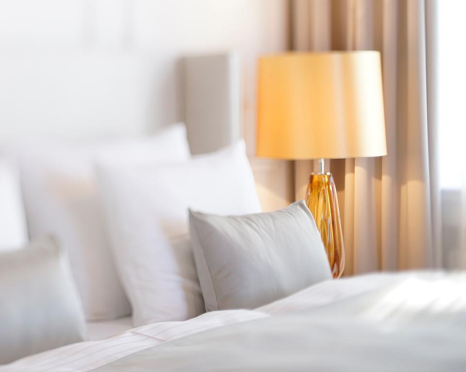 Das Тегернзее Экстерьер фото A lamp on a bedside table