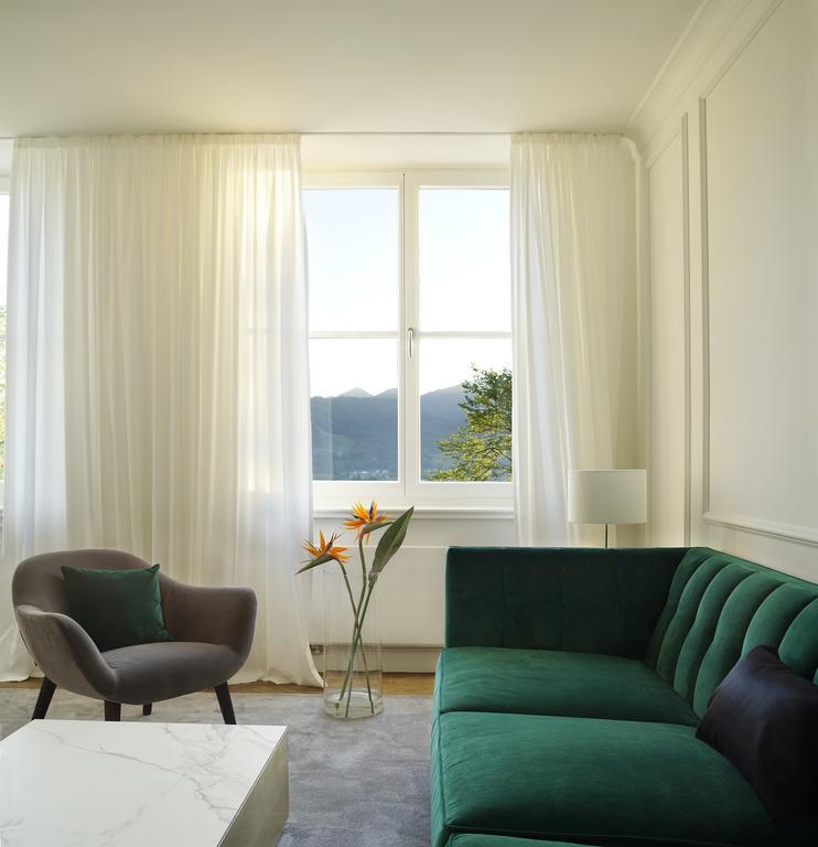 Das Тегернзее Экстерьер фото A living room with a sofa